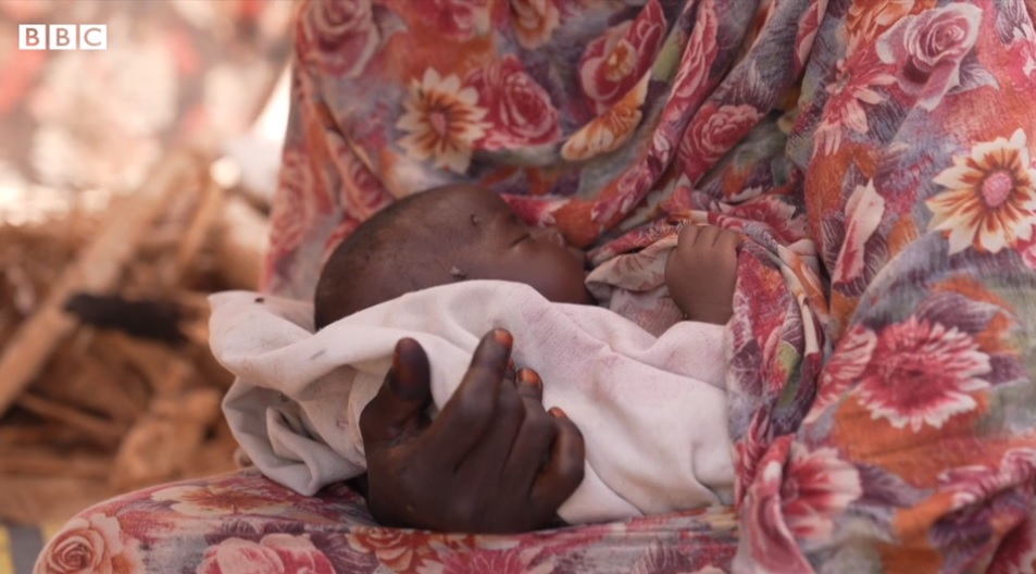حرب السودان: امرأة حامل هاربة من الاشتباكات تلد بمفردها 
