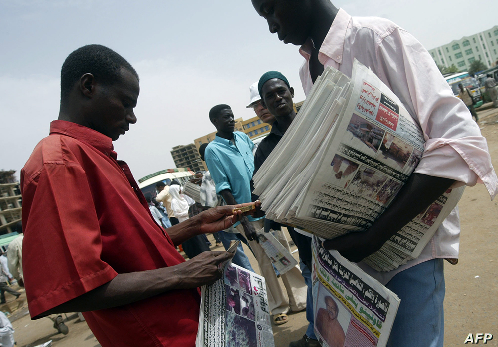 السودان تطاير أوراق الصحف بفعل الحرب