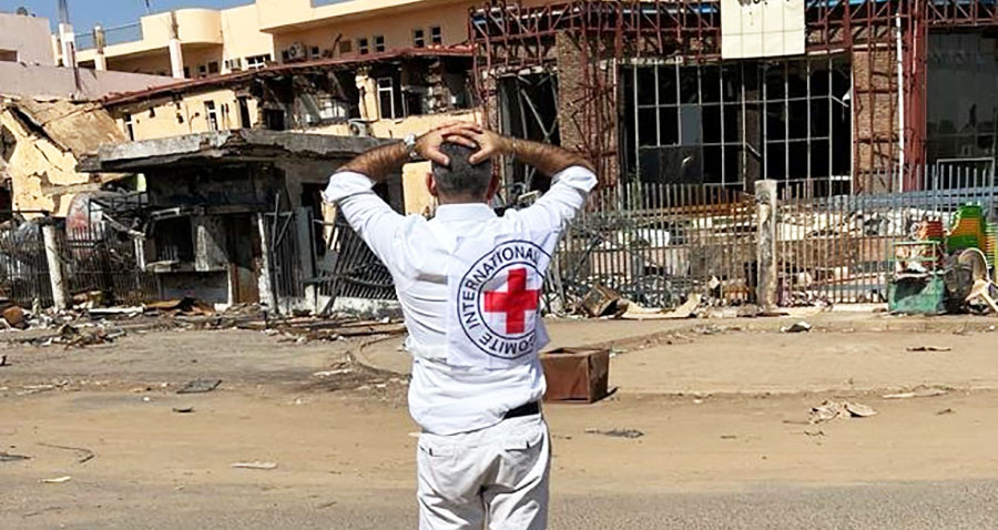 مقتل وإصاية عاملين بالصليب الأحمر برصاص الجيش السوداني 