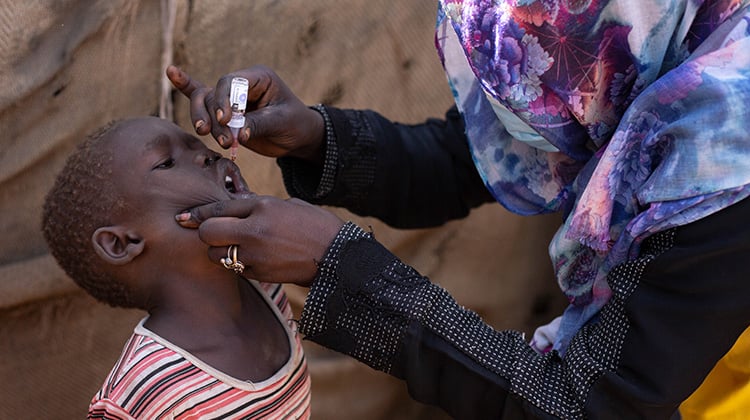 حملة تطعيم لتحور جديد لفيروس شلل الأطفال في ولاية البحر الأحمر