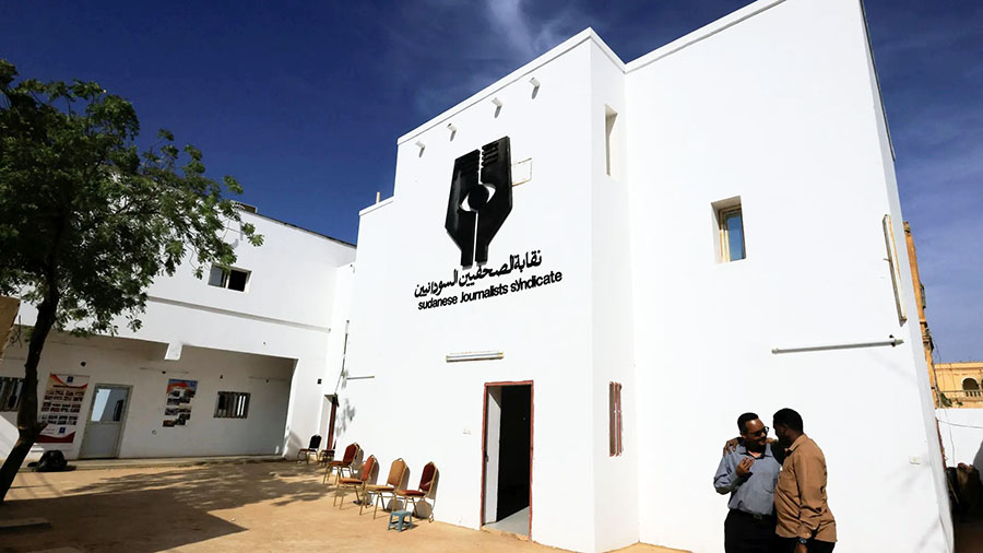 الصحافة أكسجين الديمقراطية: كيف تعكس أزمة المعلومات في السودان واقعًا عالميًا