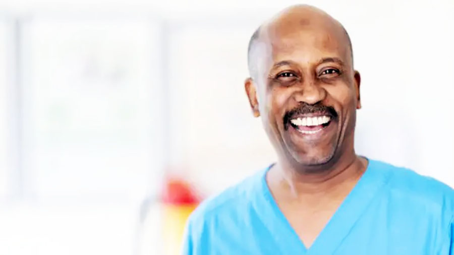 سوداني يسعى لإنقاذ مركز صحي في السويد يعاني نقص الأطباء