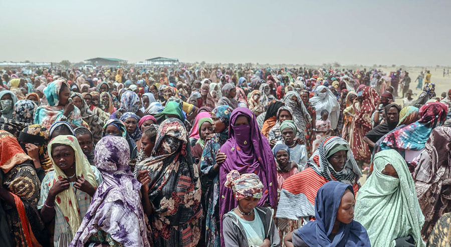 لاجئون يطعمون لاجئين: أسر سودانية تجد شحّاً في المساعدات على حدود تشاد