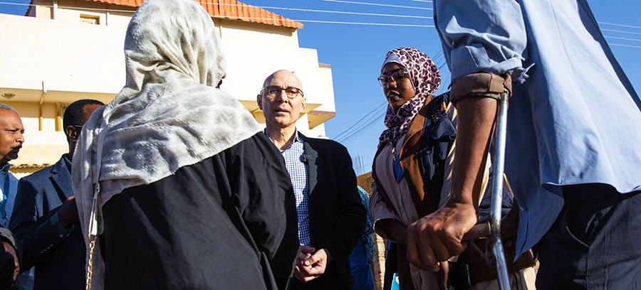 مفوض حقوق الإنسان يستمع إلى تجارب المتضررين من ``الحرب البشعة``